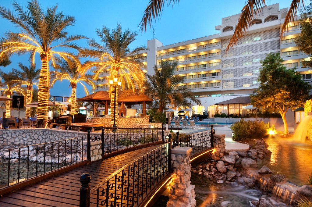 Radisson Blu Hotel & Resort في العين