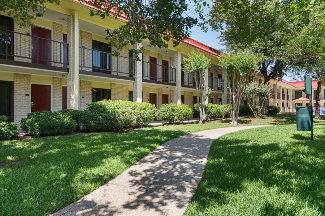 Red Roof PLUS Dallas - Addison 14/25