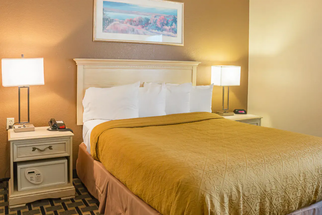 Quality Inn and Suites Detroit Metro Airport 8/27