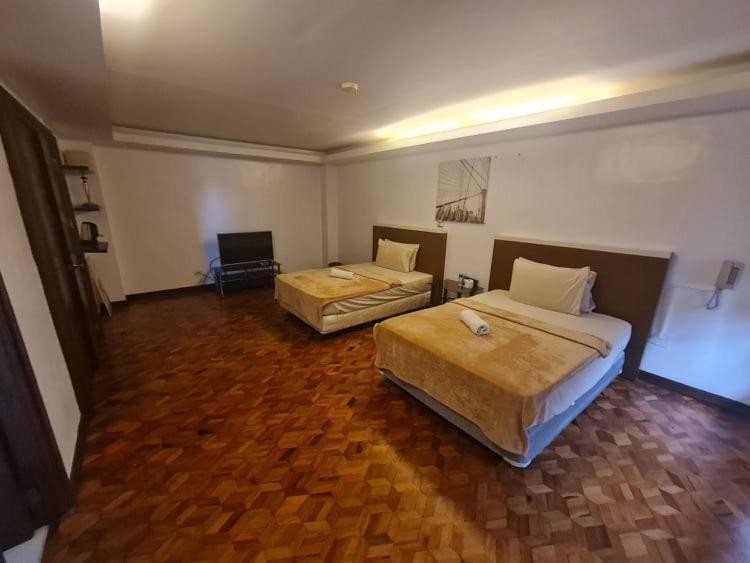 Bryan Condominium Suites 7/66