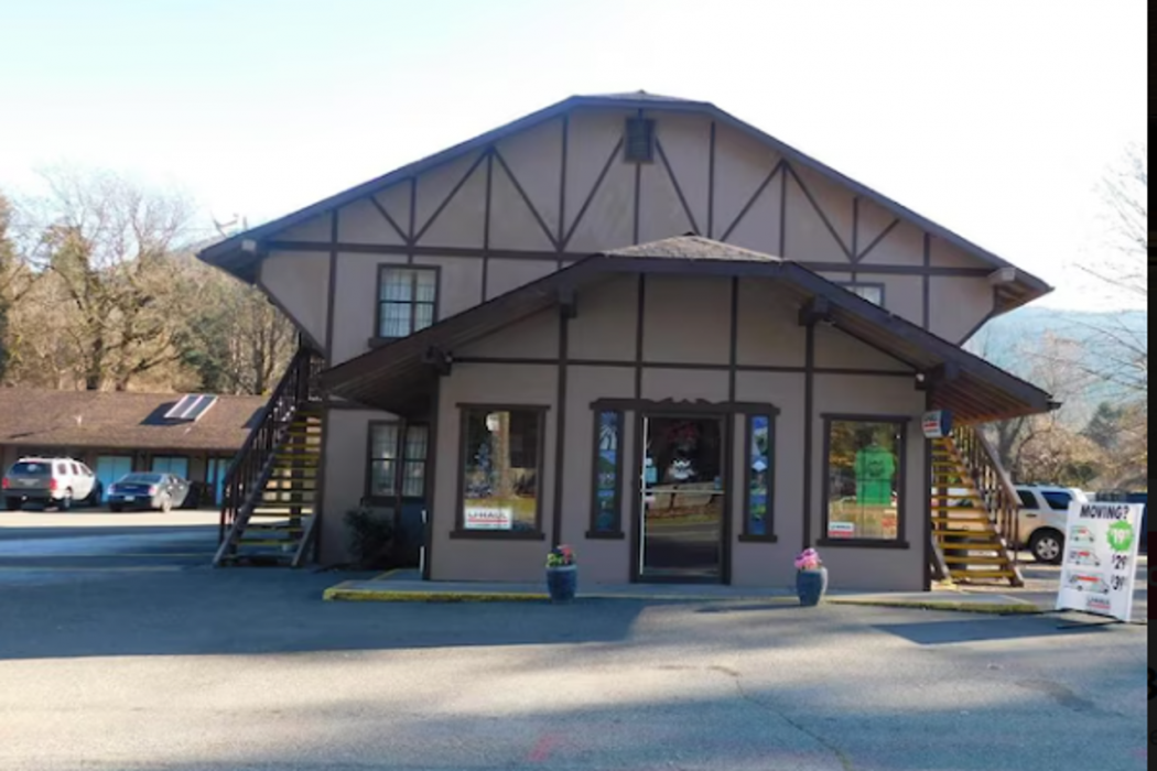 Packwood Inn 1/56