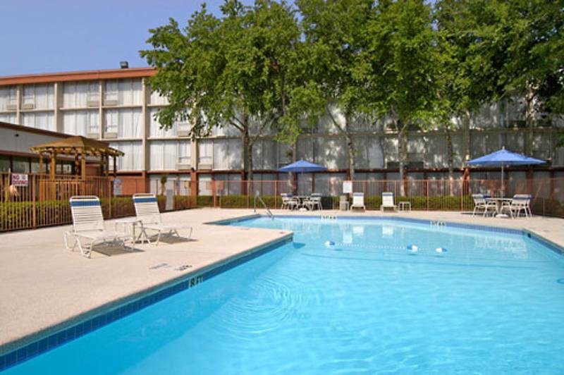 Holiday Inn Dallas Market Ctr Love Field, an IHG hotel 32/66