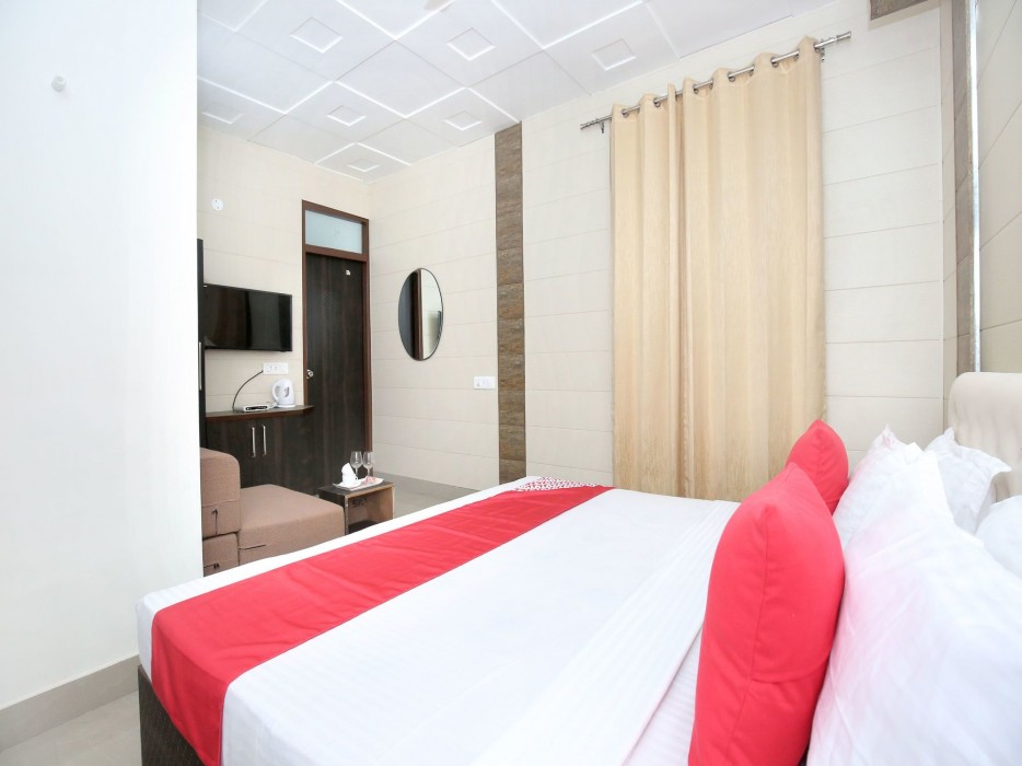 Oyo 13368 Hotel Gold Star 12/35