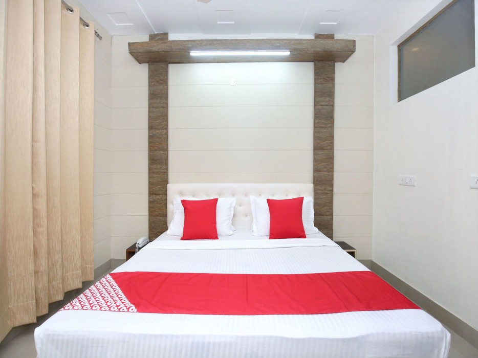 Oyo 13368 Hotel Gold Star 15/35