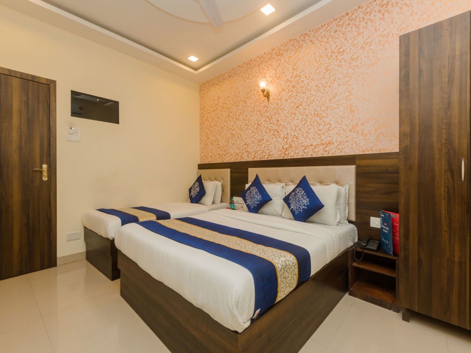 Oyo 10954 Hotel Golden Galaxy 25/50