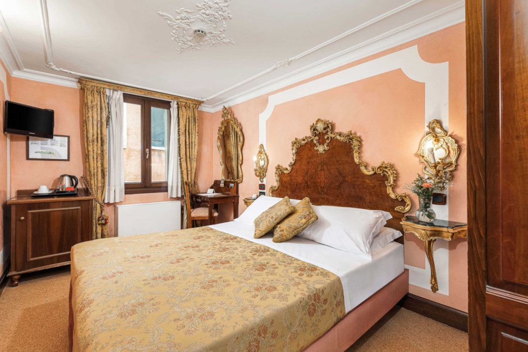 San Moise Hotel 10/70