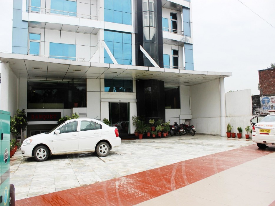 Oyo Premium Bahadrabad Haridwar 10/25