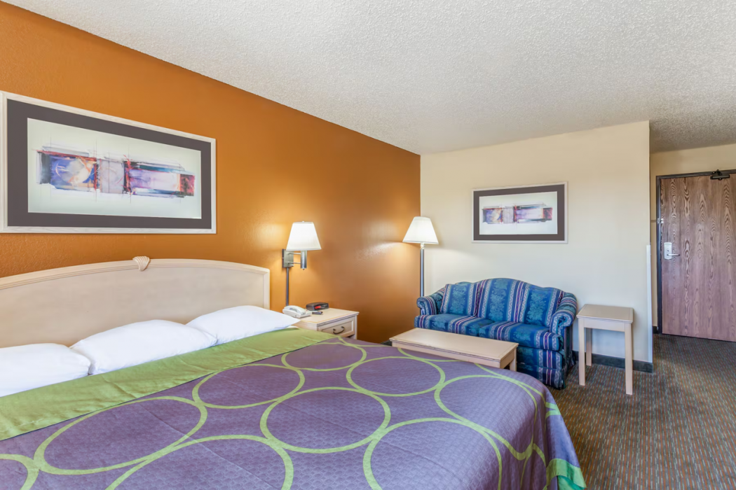 Super 8 By Wyndham Charlotte/Amusement Park Area 12/29