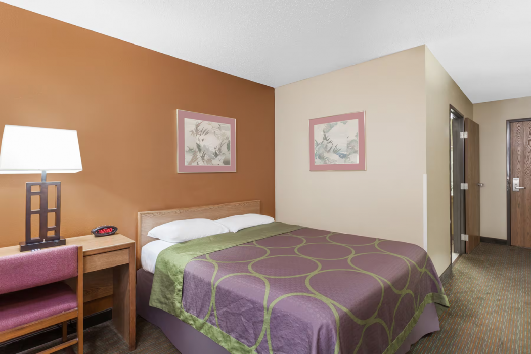 Super 8 By Wyndham Charlotte/Amusement Park Area 5/29