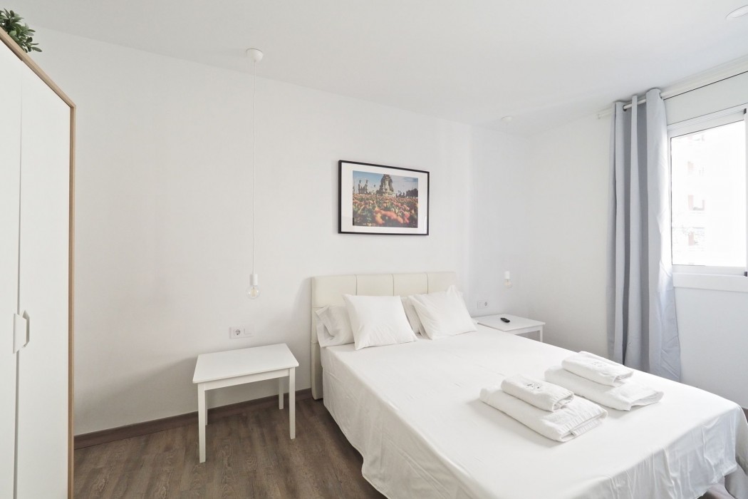 The White Flats Les Corts 7/20