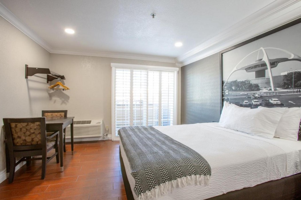 Elev8 Hotel Los Angeles LAX 4/20