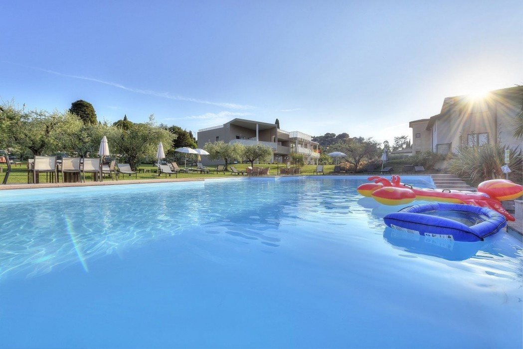 Bella Hotel & Restaurant 17/55