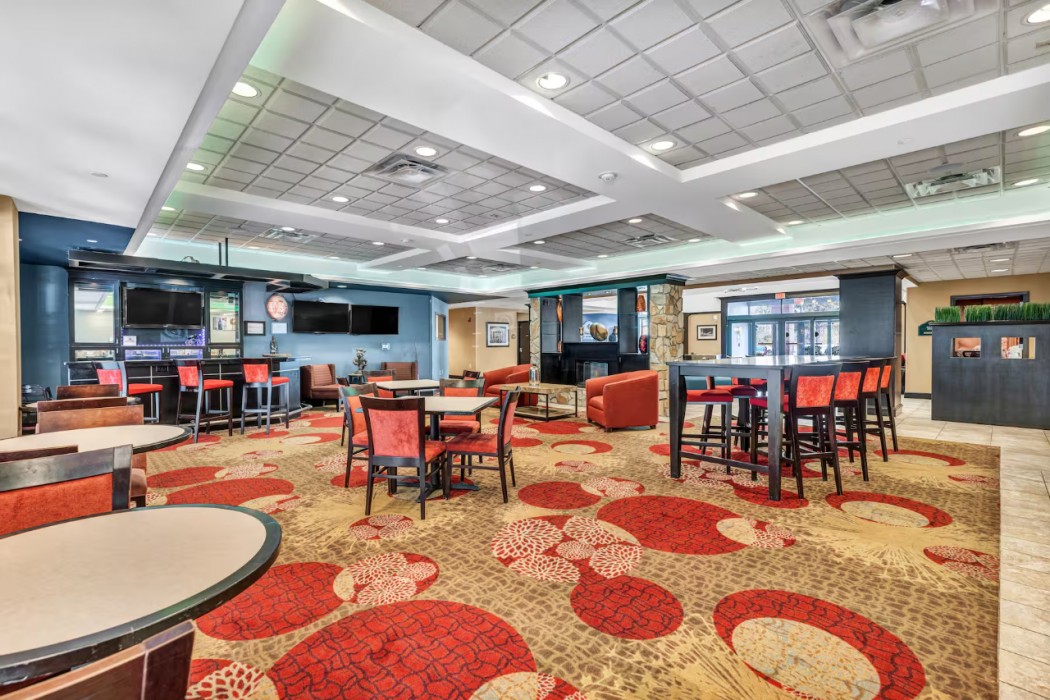 Holiday Inn Express & Suites Raleigh West - Lenovo Center 64/102