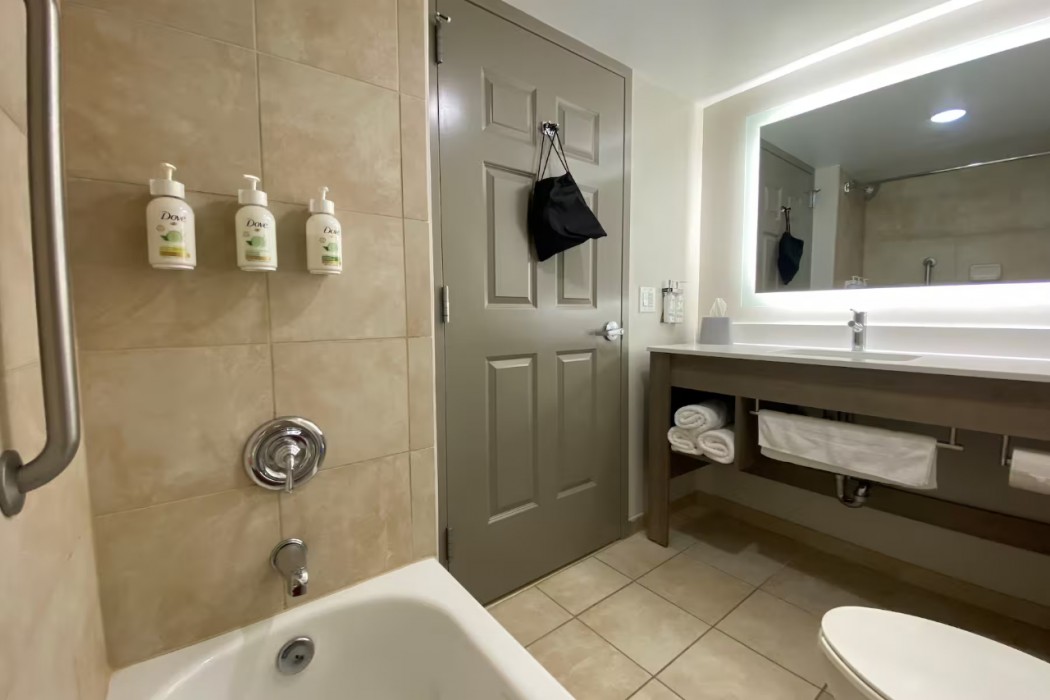 Holiday Inn Express & Suites Raleigh West - Lenovo Center 49/102