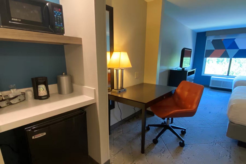 Holiday Inn Express & Suites Raleigh West - Lenovo Center 39/102