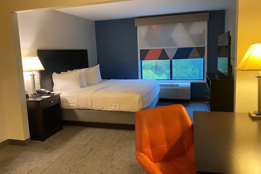 Holiday Inn Express & Suites Raleigh West - Lenovo Center 20/102