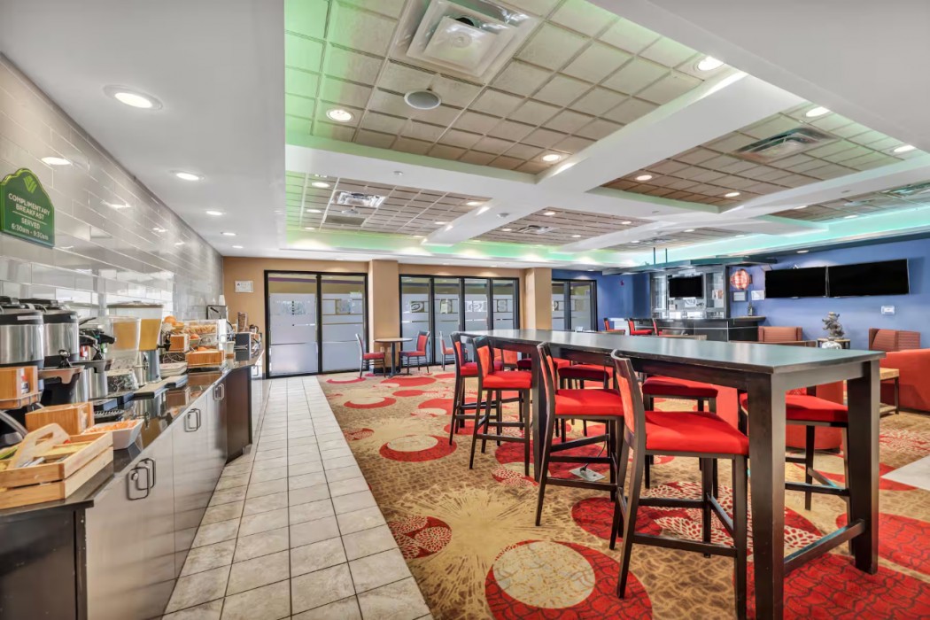 Holiday Inn Express & Suites Raleigh West - Lenovo Center 62/102