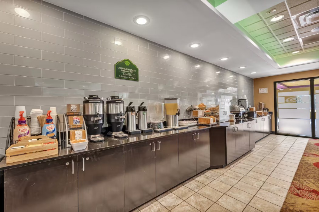 Holiday Inn Express & Suites Raleigh West - Lenovo Center 60/102