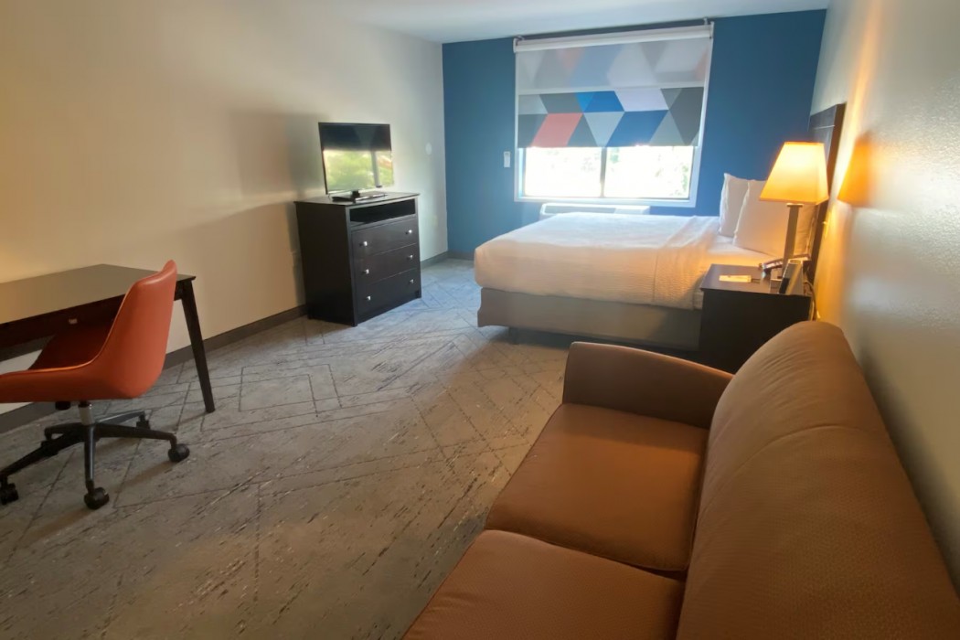 Holiday Inn Express & Suites Raleigh West - Lenovo Center 17/102