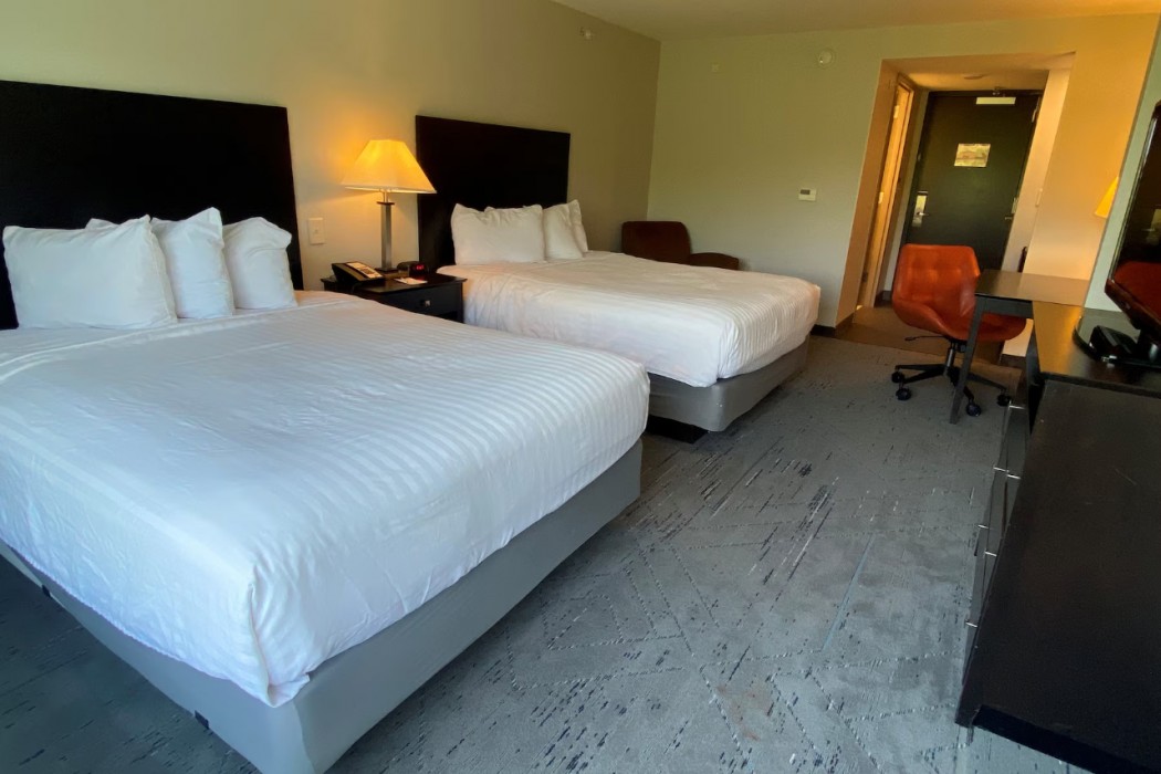Holiday Inn Express & Suites Raleigh West - Lenovo Center 28/102