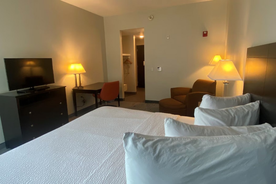 Holiday Inn Express & Suites Raleigh West - Lenovo Center 30/102