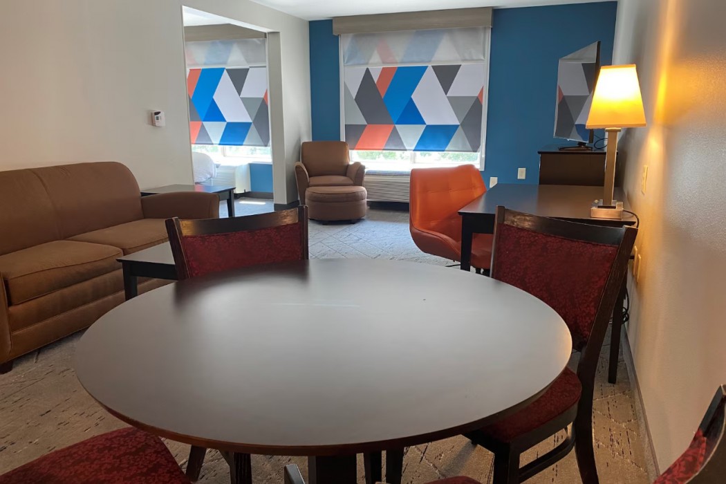 Holiday Inn Express & Suites Raleigh West - Lenovo Center 15/102