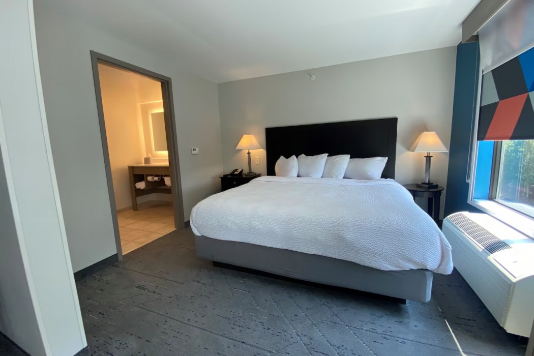 Holiday Inn Express & Suites Raleigh West - Lenovo Center 14/102
