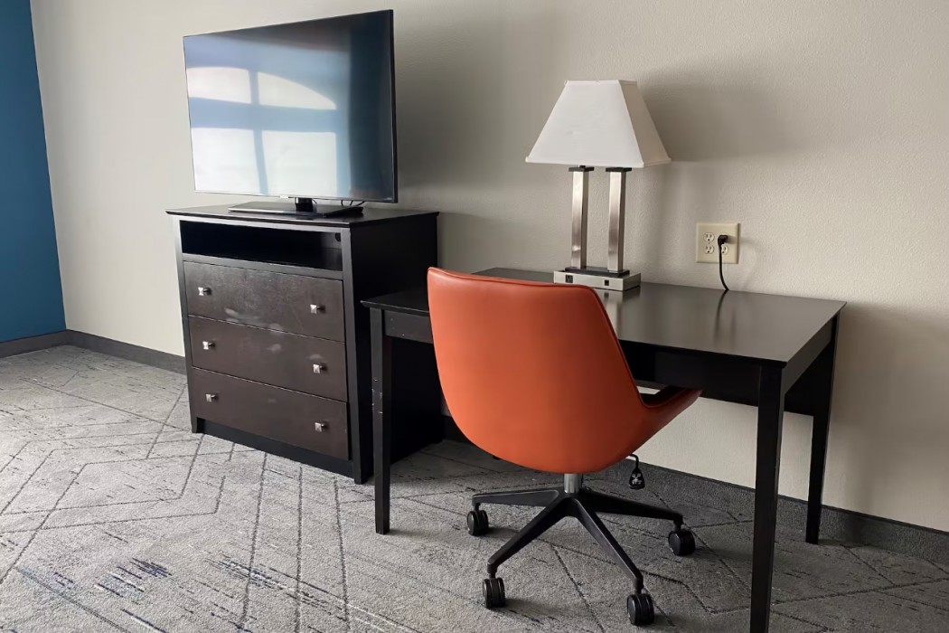 Holiday Inn Express & Suites Raleigh West - Lenovo Center 16/102
