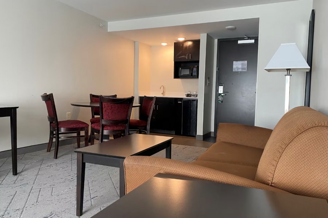 Holiday Inn Express & Suites Raleigh West - Lenovo Center 13/102