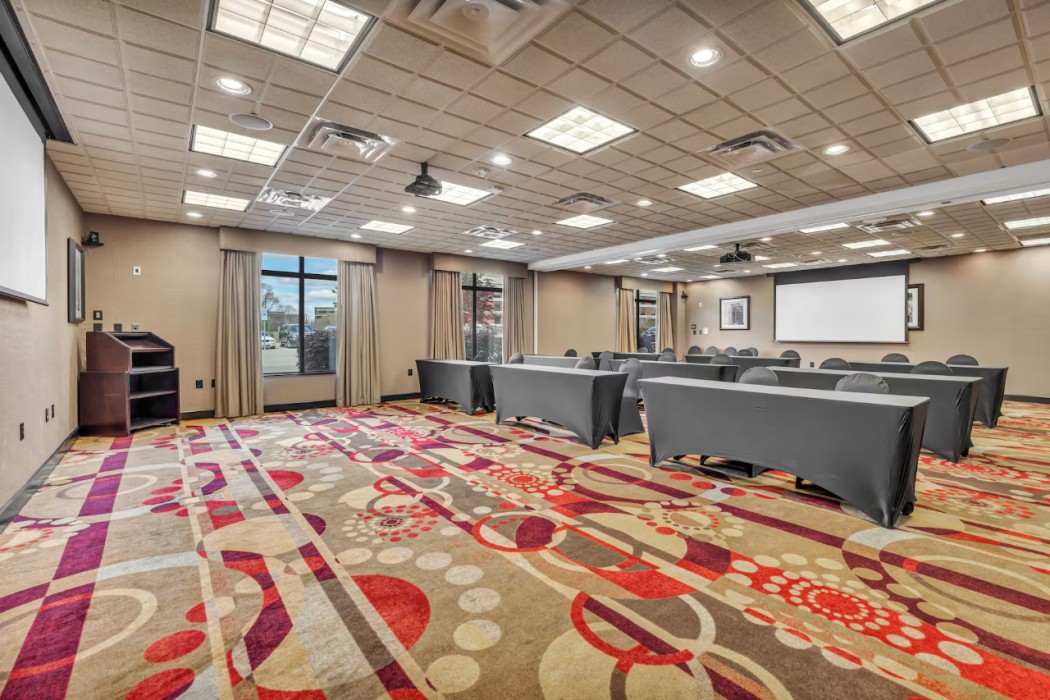 Holiday Inn Express & Suites Raleigh West - Lenovo Center 68/102