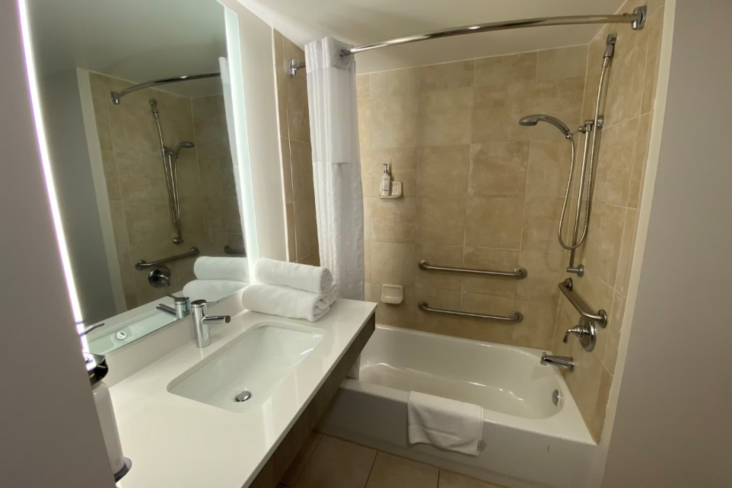 Holiday Inn Express & Suites Raleigh West - Lenovo Center 58/102