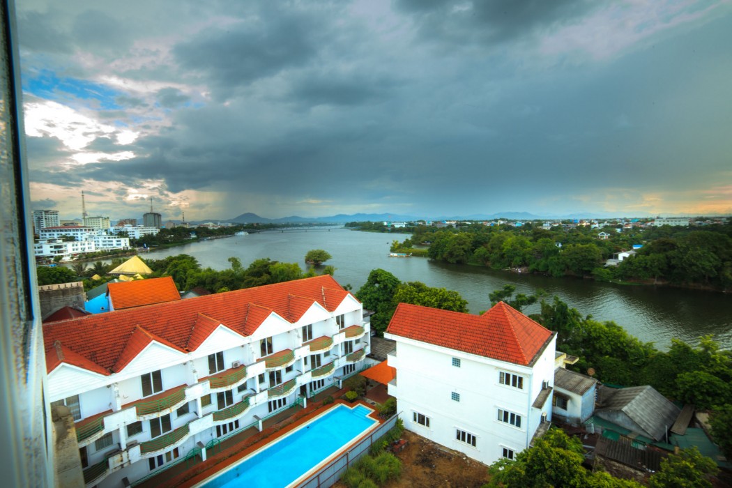 Purple Hue Charming Riverside Hotel 36/85