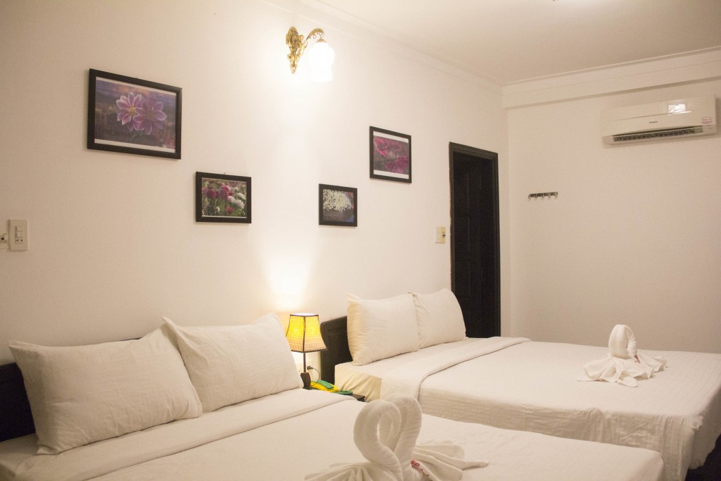 Purple Hue Charming Riverside Hotel 35/85
