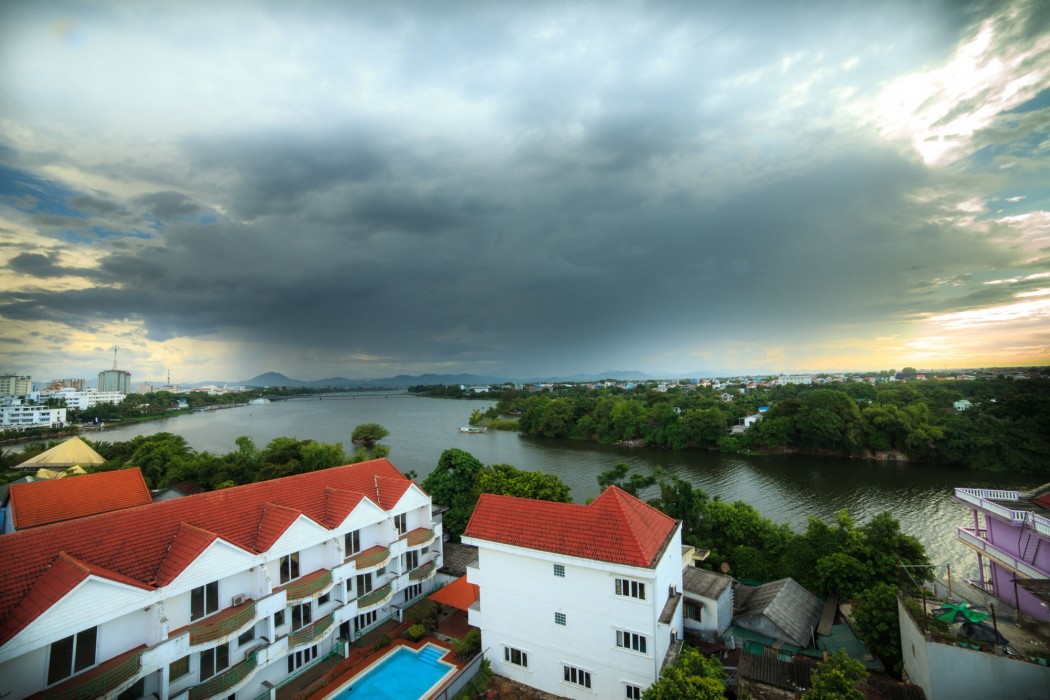 Purple Hue Charming Riverside Hotel 30/85
