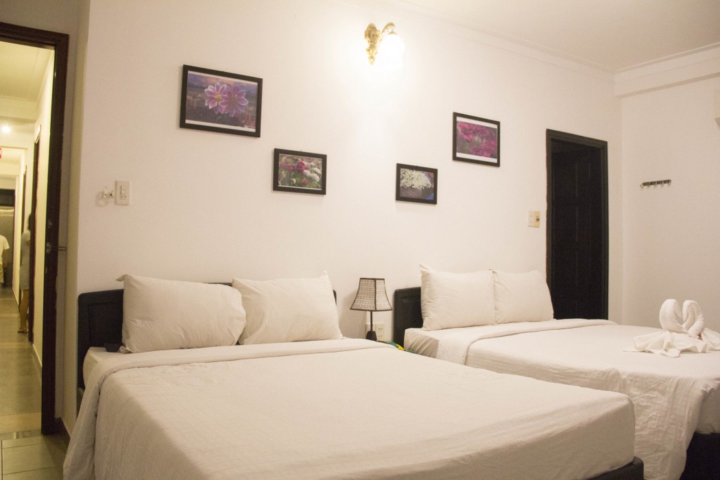 Purple Hue Charming Riverside Hotel 40/85