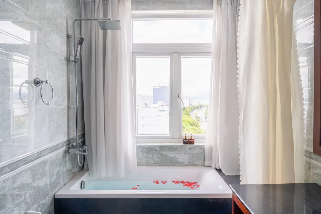 Lychee Hotel 8/40