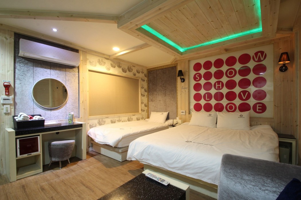Show Hotel 42/66