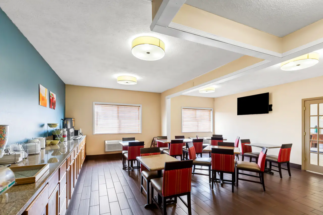 Quality Inn & Suites Springfield Southwest near I-72 18/33