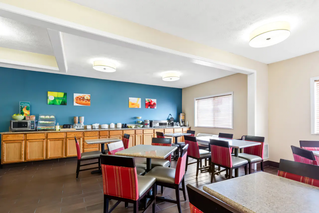 Quality Inn & Suites Springfield Southwest near I-72 17/33