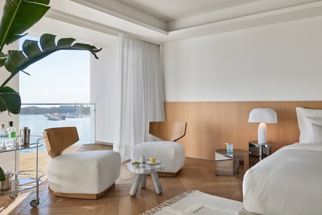 The Roc Club, A Hotel to Live 22/65