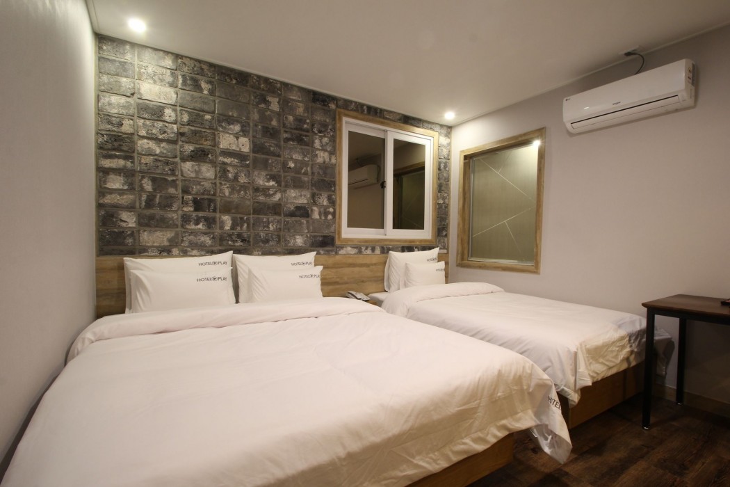 Play Hotel 45/76