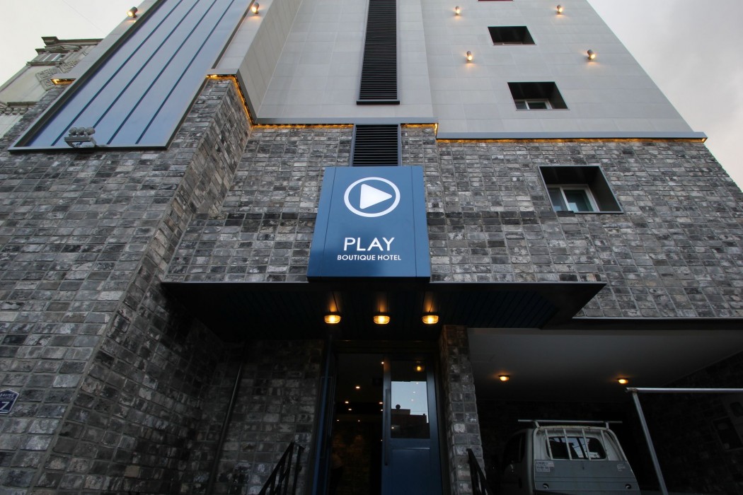 Play Hotel 61/76