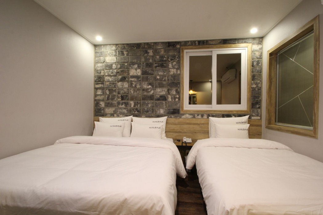 Play Hotel 35/76