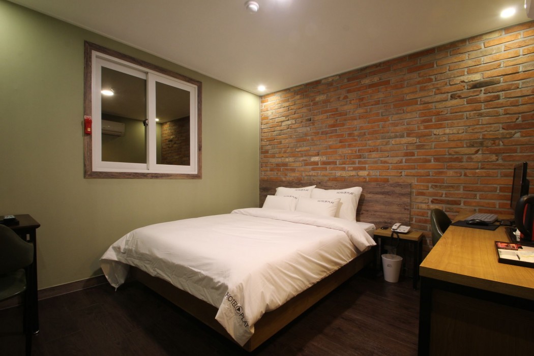 Play Hotel 49/76