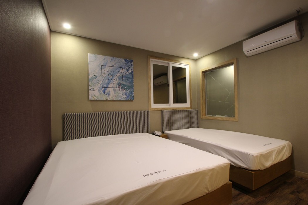 Play Hotel 47/76