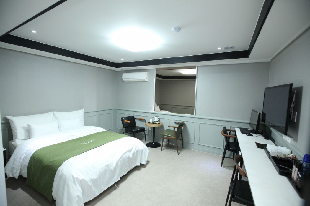 500Th Hotel 12/43