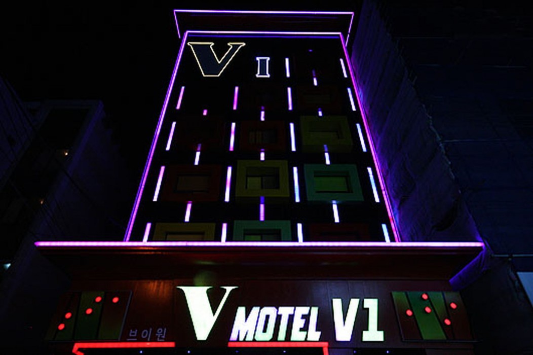 V1 Motel 46/79