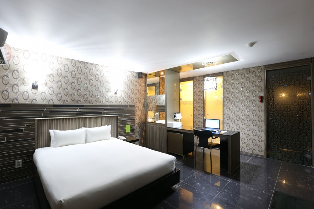 Mary Jane Hotel 36/77