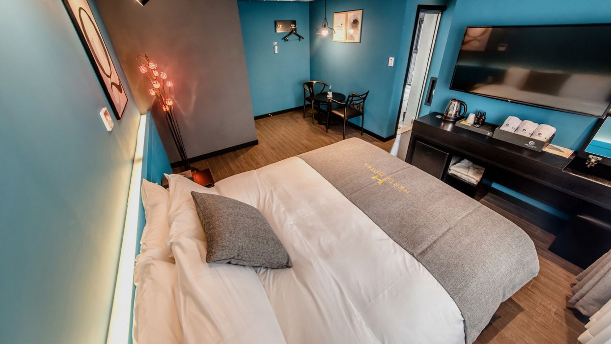 Hertz Hotel 18/48