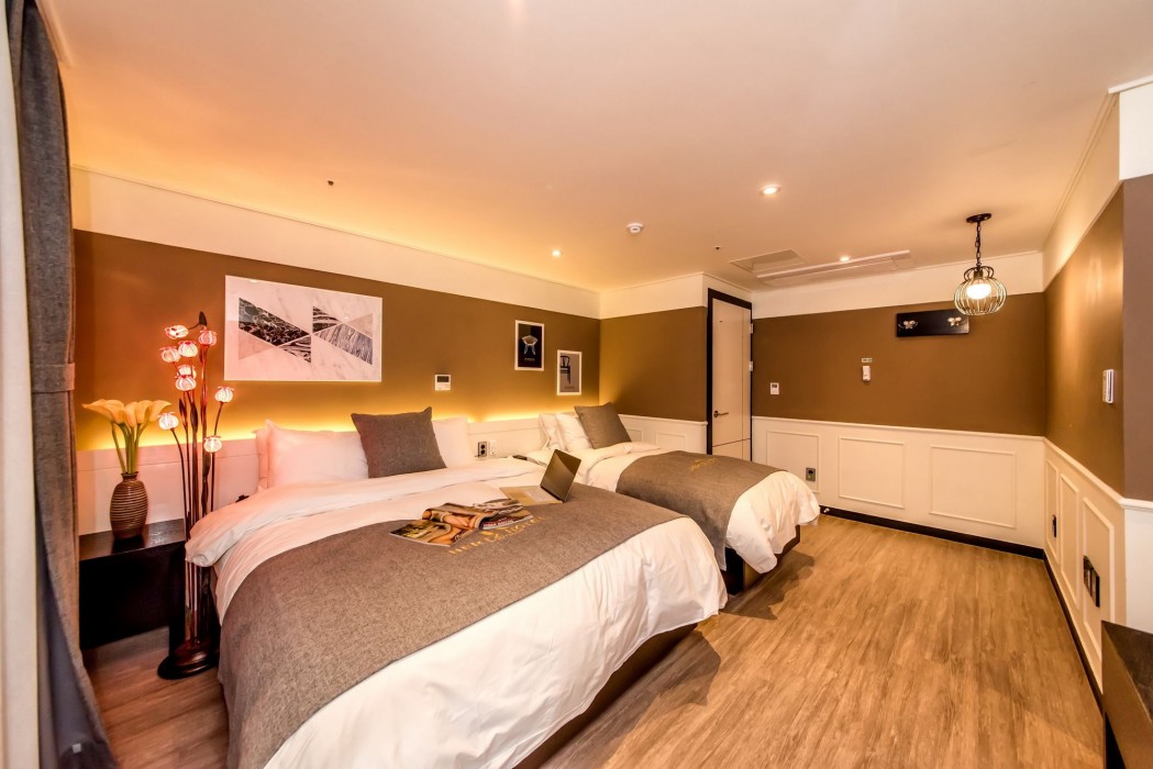 Hertz Hotel 26/48